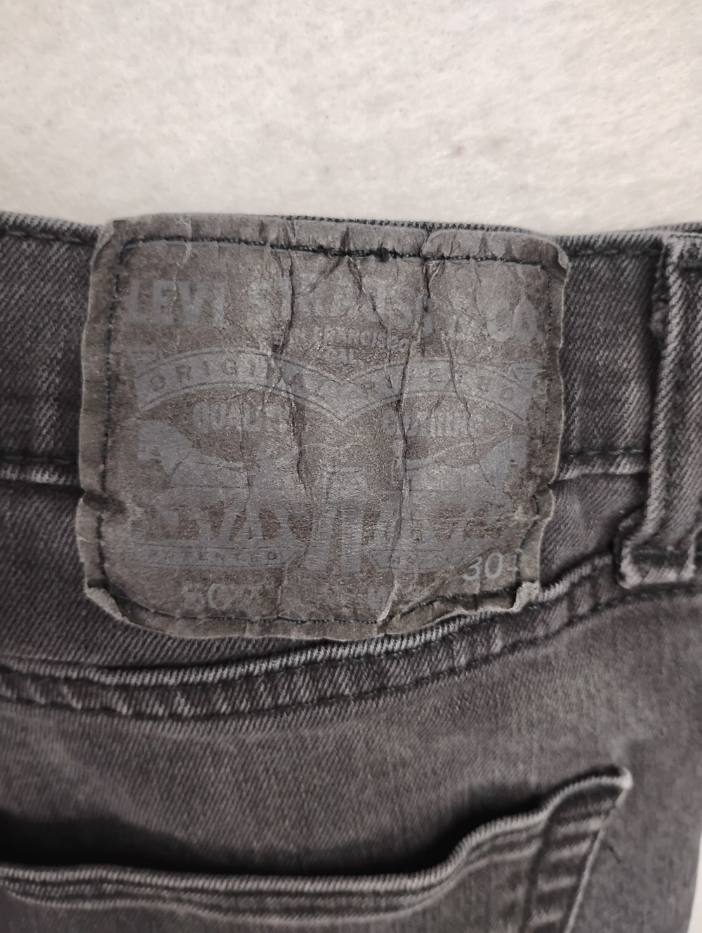 Levi's Women’s Black Denim Cutoff Shorts Size 30 - Picture 3 of 6